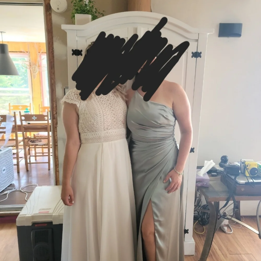 Robe - Picture 2 of 7